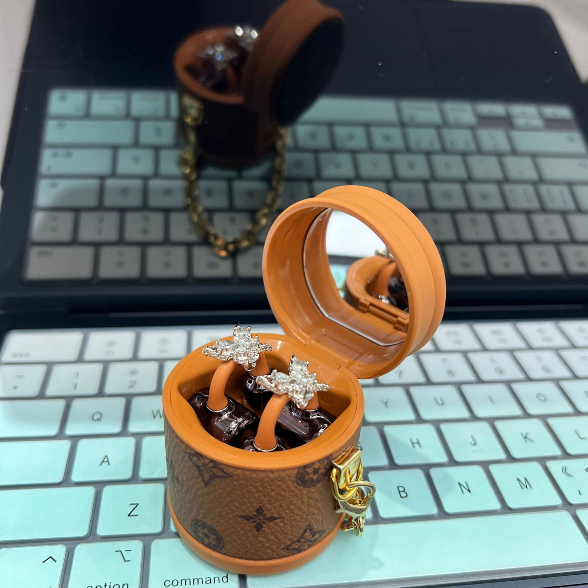 Bluetooth headset 2026 new high value, high sound quality, noise reduction and leak-proof super long battery life ear clip retro bag for women