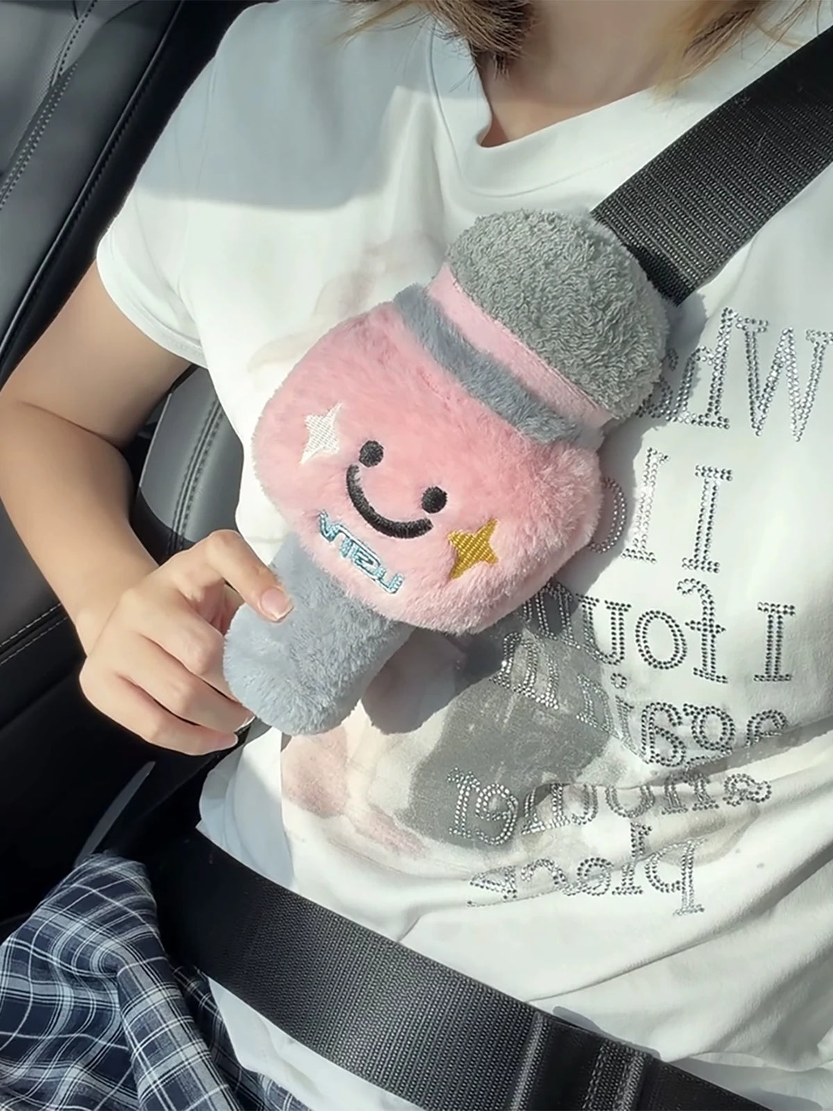 1 Cute Microphone Car Seatbelt Cover, Plush Shoulder Pad, Soft Seatbelt Pad, Anti-Wear Protective Cover, Cute Car Interior Accessory, Creative Gift for Women and Girls